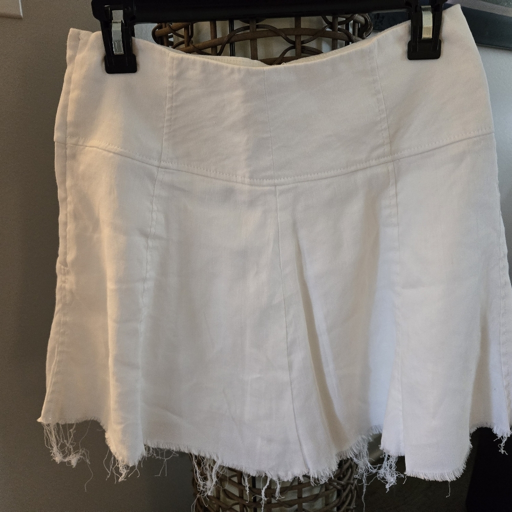 Le Chateau White Frayed Hem Skirt